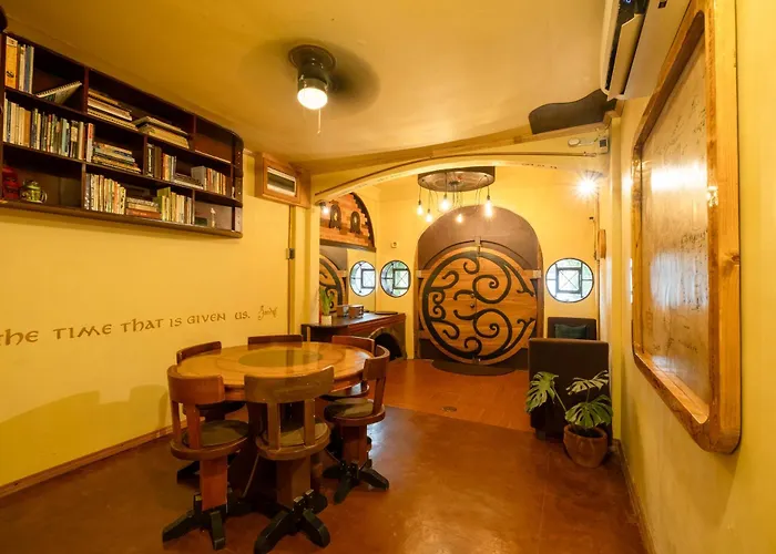The Round Door - Lotr Themed House Near Maginhawa Quezon 度假居 *
