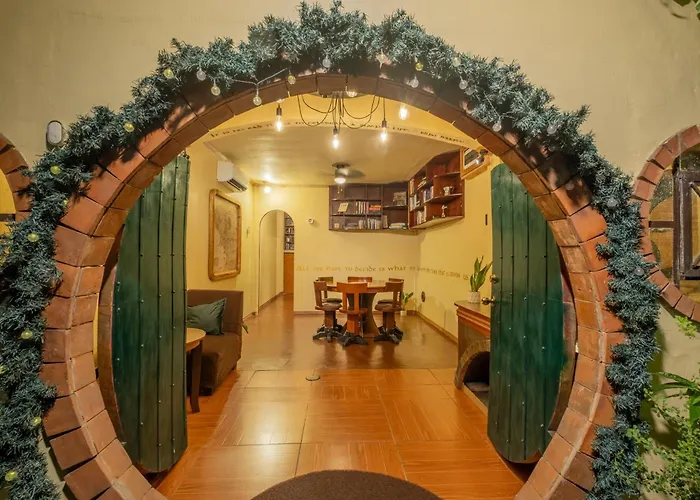 The Round Door - Lotr Themed House Near Maginhawa Quezon 马尼拉